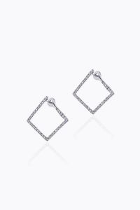 COPPIA DI ORECCHINI - Peso gr 4 3 in oro bianco  di forma quadrata  con diamanti taglio brillante per totali ct 0 49 ca  probabile colore  [..]