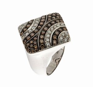 ANELLO - Peso gr 16 7 Misura 18 in oro bianco  sommit a rombo  con fasce in diamanti taglio brillante di colore bianco  [..]