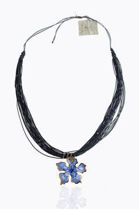 GABRIELLA RIVALTA - Ciondolo in oro rosa a forma di fiore in smalti  firmato Gabriella Rivalta  Corredato di catena con fili in te [..]