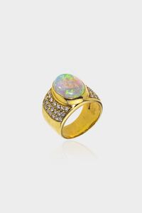 ANELLO - Peso gr 12 4 Misura 12 (52) in oro giallo  a fascia  con al centro opale taglio cabochon e pav di diamanti taglio  [..]