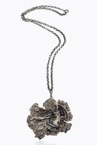 EDUARDO ALCOY Barcellona (Spagna) 1930 - 1987 Mataro' (Spagna) - Peso gr 72 3 Catena con ciondolo in argento  firmato Alcoy  raffigurante volto femminile stilizzato (pezzo uni [..]