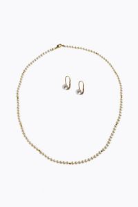 DEMI-PARURE - Lunghezza cm 43 composta da girocollo e coppia di orecchini a lobo  con perline giapponesi e di acqua dolce del  [..]