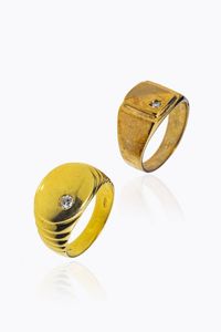 LOTTO DI DUE ANELLI DA UOMO - -in oro giallo 9 Kt  sommit rettangolare con un diamante taglio brillante di ct 0 07 ca. Peso gr 6 7. Misura  [..]