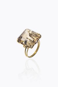 ANELLO - Peso gr 12 2 Misura 22 (52) in oro giallo con grande quarzo fum taglio rettangolare