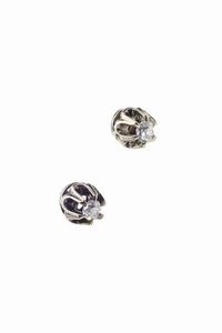 COPPIA DI ORECHINI - Peso gr 2 6 in oro bianco  a vite  con due diamantini taglio brillante di vecchio taglio per totali ct 0 20 ca