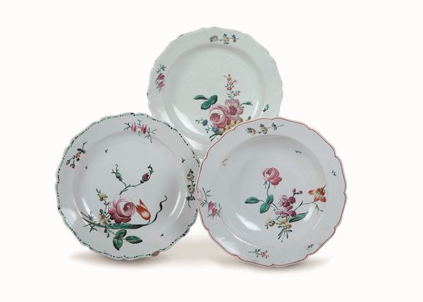 Tre piatti <BR>Francia, Marsiglia, 1770 circa  - Asta Maioliche e Porcellane - Associazione Nazionale - Case d'Asta italiane