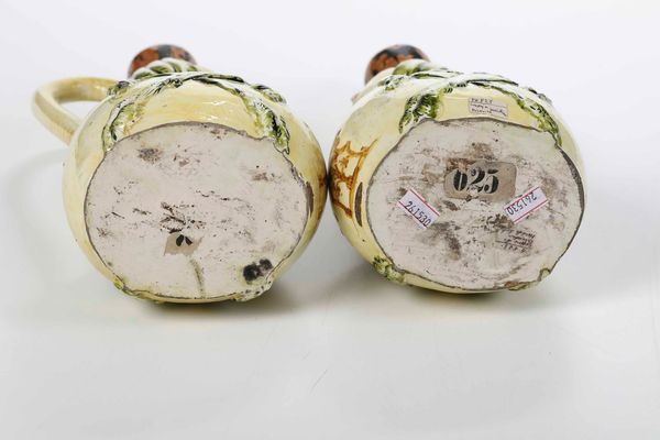 Coppia di brocche<BR>Probabilmente Napoli, XIX secolo<BR><BR>  - Asta Maioliche e Porcellane - Associazione Nazionale - Case d'Asta italiane