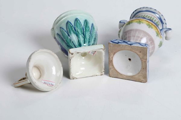 Due piccoli vasi<BR>Puglia, Laterza (?), XIX secolo (?)<BR>  - Asta Maioliche e Porcellane - Associazione Nazionale - Case d'Asta italiane