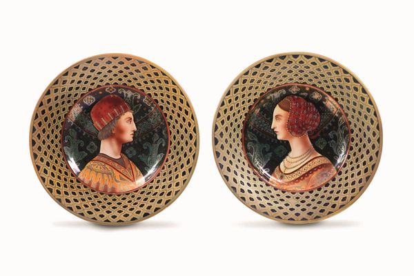 Coppia di piatti da parata<BR>Gualdo Tadino, Manifattura Rubboli, 1920-1926 circa  - Asta Maioliche e Porcellane - Associazione Nazionale - Case d'Asta italiane