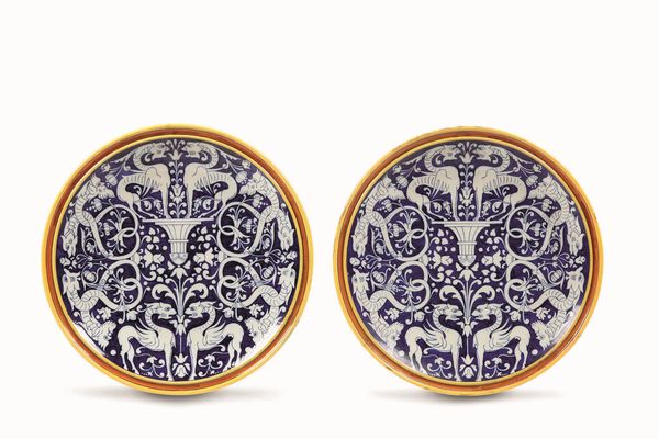 Coppia di piatti con decori a grottesche<BR>Doccia, Manifattura Ginori, anni venti del Novecento<BR>  - Asta Maioliche e Porcellane - Associazione Nazionale - Case d'Asta italiane