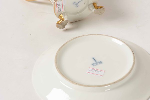 Due tazze con piattino Erinnerunstassen<BR>Berlino, 1830-1844<BR>  - Asta Maioliche e Porcellane - Associazione Nazionale - Case d'Asta italiane