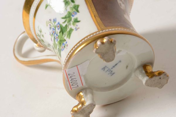 Due tazze con piattino Erinnerunstassen<BR>Berlino, 1830-1844<BR>  - Asta Maioliche e Porcellane - Associazione Nazionale - Case d'Asta italiane