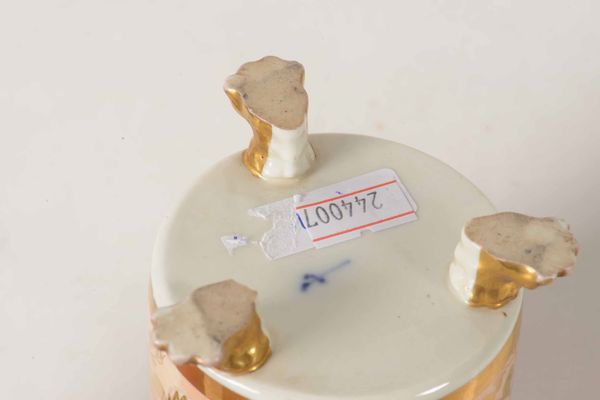 Due tazze con piattino Erinnerunstassen<BR>Berlino, 1830-1844<BR>  - Asta Maioliche e Porcellane - Associazione Nazionale - Case d'Asta italiane