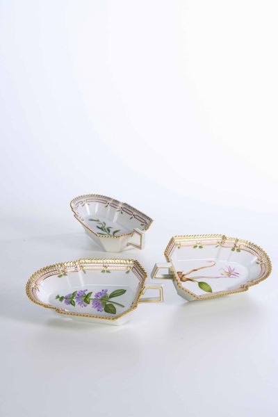 Tre vassoietti dal Servizio Flora Danica<BR>Danimarca, Manifattura Royal Copenhagen, 1963, 1975 e 1979  - Asta Maioliche e Porcellane - Associazione Nazionale - Case d'Asta italiane