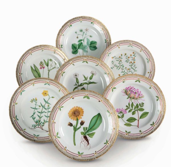 Sette piatti piani dal servizio Flora Danica<BR>Danimarca, Manifattura Royal Copenhagen, 1945-1966  - Asta Maioliche e Porcellane - Associazione Nazionale - Case d'Asta italiane