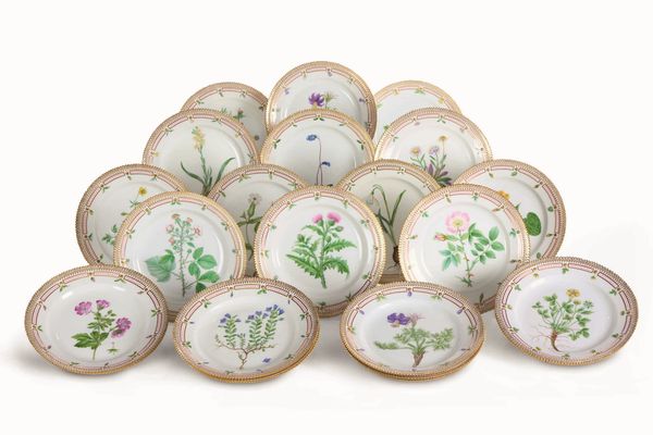 Ventitre piatti piani dal Servizio Flora Danica<BR>Danimarca, Manifattura Royal Copenhagen, 1948-1967  - Asta Maioliche e Porcellane - Associazione Nazionale - Case d'Asta italiane