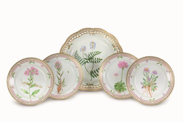 Grande piatto traforato e quattro piatti da dessert dal Servizio Flora Danica<BR>Danimarca, Manifattura Royal Copenhagen, 1969-1999  - Asta Maioliche e Porcellane - Associazione Nazionale - Case d'Asta italiane