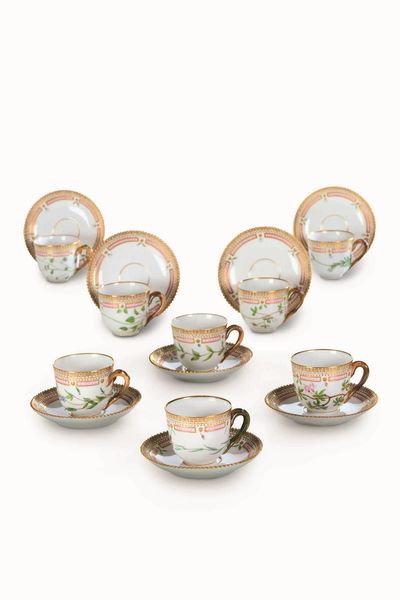 Dieci tazze da moca con piattino dal Servizio Flora Danica<BR>Danimarca, Manifattura Royal Copenhagen, 1963  - Asta Maioliche e Porcellane - Associazione Nazionale - Case d'Asta italiane