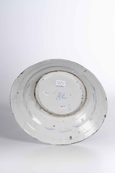 Piatto<BR>Liguria, probabilmente Albisola, Manifattura Conrado (?), inizi del XVIII secolo<BR>  - Asta Maioliche e Porcellane - Associazione Nazionale - Case d'Asta italiane