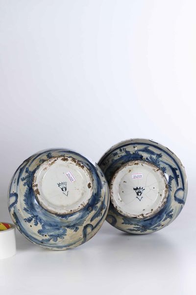 Coppia di fiasche da farmacia<BR>Savona, Manifattura Veneziano, prima met del XVIII secolo<BR>  - Asta Maioliche e Porcellane - Associazione Nazionale - Case d'Asta italiane