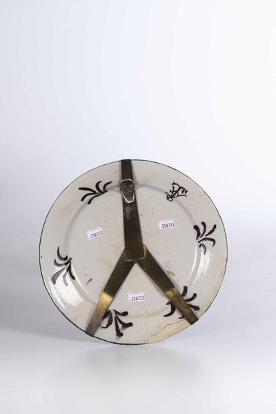 Piatto<BR>Pavia, Bottega Rampini, probabilmente Siro Antonio Africa, ultimo quarto del XVII - inizi del XVIII secolo  - Asta Maioliche e Porcellane - Associazione Nazionale - Case d'Asta italiane