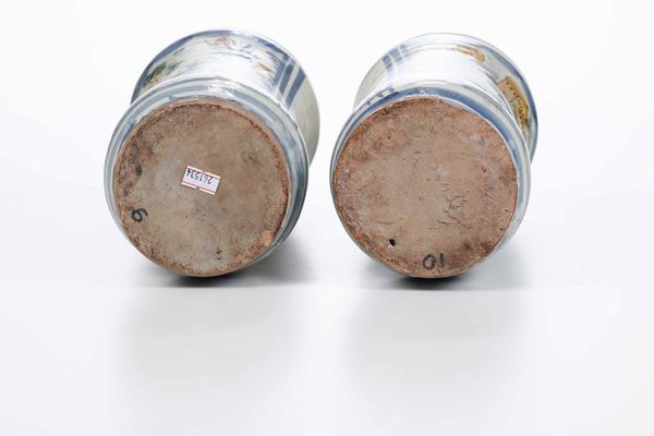 Coppia di albarelli<BR>Napoli, forse Fornace di Paolo Francesco Brandi, fine XVII - inizio XVIII secolo  - Asta Maioliche e Porcellane - Associazione Nazionale - Case d'Asta italiane