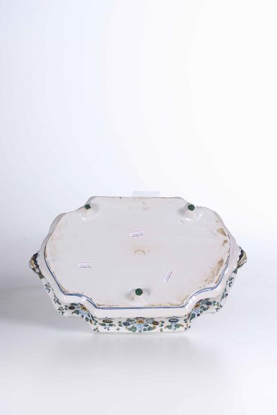 Bacinella<BR>Francia, Manifattura di Moustier, verso la met del XVIII secolo<BR>  - Asta Maioliche e Porcellane - Associazione Nazionale - Case d'Asta italiane