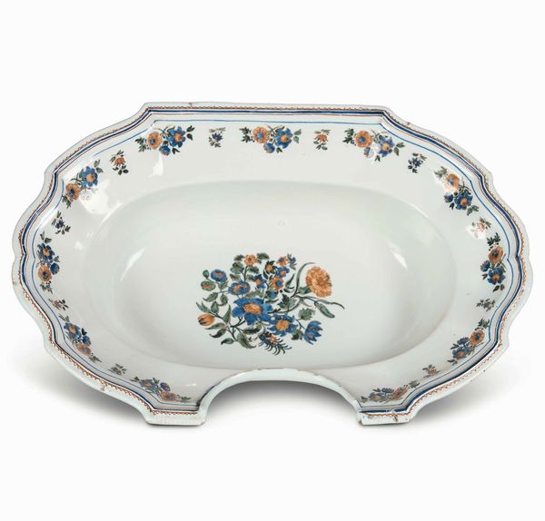 Piatto da barba<BR>Francia, Moustier, Manifattura Olerys e Laugier, met� del XVIII secolo  - Asta Maioliche e Porcellane - Associazione Nazionale - Case d'Asta italiane