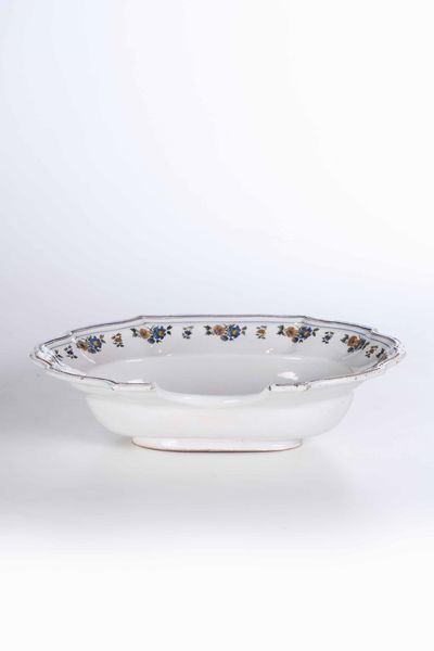 Piatto da barba<BR>Francia, Moustier, Manifattura Olerys e Laugier, met� del XVIII secolo  - Asta Maioliche e Porcellane - Associazione Nazionale - Case d'Asta italiane