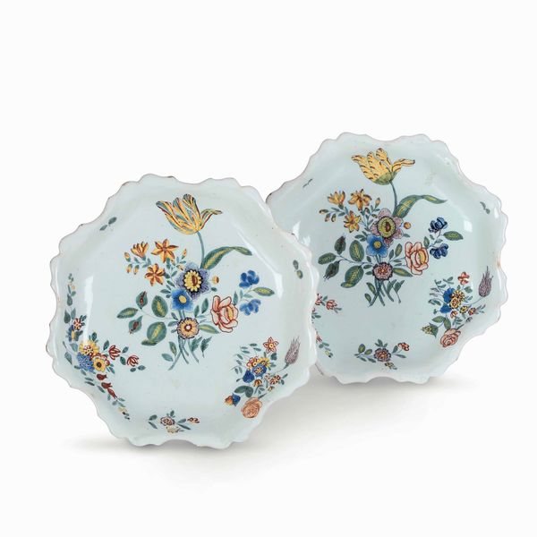 Coppia di piatti <BR>Francia, Sinceny (Piccardia), Manifattura Fayard, 1742-1775<BR>Periodo della direzione Leopold Malriat<BR>  - Asta Maioliche e Porcellane - Associazione Nazionale - Case d'Asta italiane