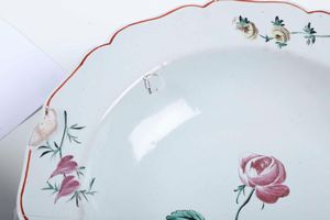 Tre piatti <BR>Francia, Marsiglia, 1770 circa  - Asta Maioliche e Porcellane - Associazione Nazionale - Case d'Asta italiane