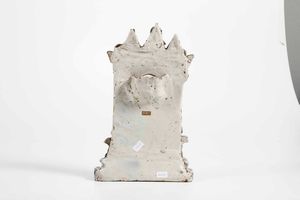 Raro porta orologio<BR>Italia meridionale, probabilmente Campania o Puglia, fine del XVIII o inizio del XIX secolo<BR>  - Asta Maioliche e Porcellane - Associazione Nazionale - Case d'Asta italiane