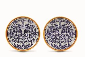 Coppia di piatti con decori a grottesche<BR>Doccia, Manifattura Ginori, anni venti del Novecento<BR>  - Asta Maioliche e Porcellane - Associazione Nazionale - Case d'Asta italiane