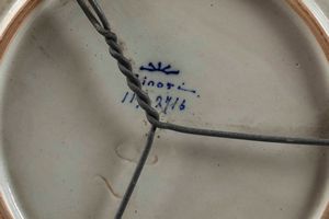 Coppia di piatti con decori a grottesche<BR>Doccia, Manifattura Ginori, anni venti del Novecento<BR>  - Asta Maioliche e Porcellane - Associazione Nazionale - Case d'Asta italiane