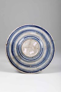 Tondino <BR>Faenza, inizio del XVI secolo  - Asta Maioliche e Porcellane - Associazione Nazionale - Case d'Asta italiane