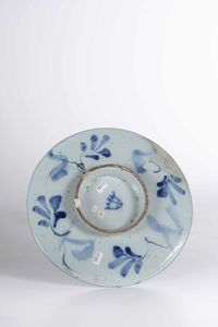 Sottocoppa<BR>Albisola, fine del XVII o inizi del XVIII secolo<BR>  - Asta Maioliche e Porcellane - Associazione Nazionale - Case d'Asta italiane