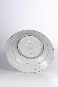 Piatto<BR>Liguria, probabilmente Albisola, Manifattura Conrado (?), inizi del XVIII secolo<BR>  - Asta Maioliche e Porcellane - Associazione Nazionale - Case d'Asta italiane