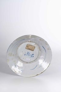 Piatto<BR>Liguria, prima met del XVIII secolo  - Asta Maioliche e Porcellane - Associazione Nazionale - Case d'Asta italiane