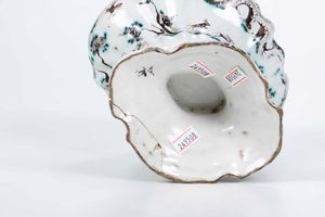 Vaso<BR>Savona, Manifattura Ferro, circa met del XVIII secolo<BR>  - Asta Maioliche e Porcellane - Associazione Nazionale - Case d'Asta italiane