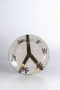 Piatto<BR>Pavia, Bottega Rampini, probabilmente Siro Antonio Africa, ultimo quarto del XVII - inizi del XVIII secolo  - Asta Maioliche e Porcellane - Associazione Nazionale - Case d'Asta italiane