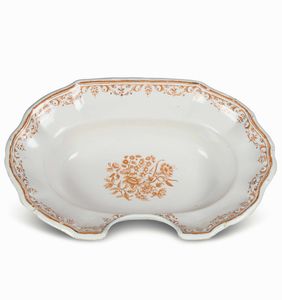 Piatto da barba <BR>Francia, Moustier, manifattura Olerys, verso la met del XVIII secolo  - Asta Maioliche e Porcellane - Associazione Nazionale - Case d'Asta italiane