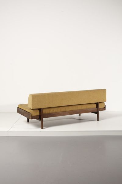 FRATTINI GIANFRANCO (1926 - 2004) : attribuito. Divano per Cantieri carugati  - Asta Asta 364 | DESIGN E ARTI DECORATIVE DEL NOVECENTO - DESIGN (Online) Online - Associazione Nazionale - Case d'Asta italiane