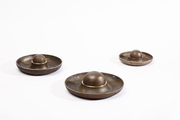 MANGIAROTTI ANGELO (1921 - 2012) : attribuito. Tre svuotatache per Fonderie Riva  - Asta Asta 364 | DESIGN E ARTI DECORATIVE DEL NOVECENTO - DESIGN (Online) Online - Associazione Nazionale - Case d'Asta italiane