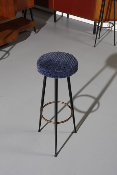 LA PERMANENTE MOBILI CANTU� : attribuito. Mobile bar con tre sgabelli  - Asta Asta 364 | DESIGN E ARTI DECORATIVE DEL NOVECENTO - DESIGN (Online) Online - Associazione Nazionale - Case d'Asta italiane