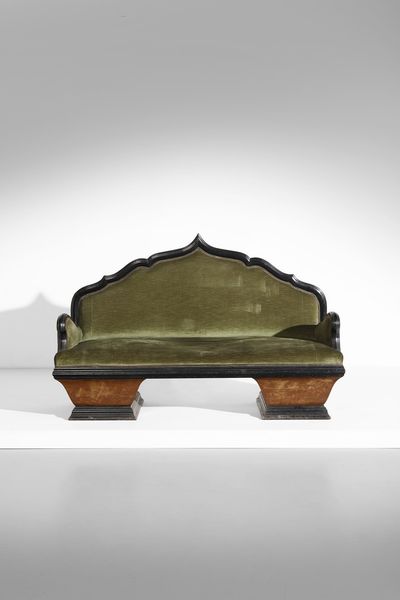 MANIFATTURA ITALIANA : Divano in stile neogotico  - Asta Asta 364 | DESIGN E ARTI DECORATIVE DEL NOVECENTO - DESIGN (Online) Online - Associazione Nazionale - Case d'Asta italiane