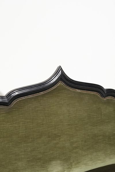 MANIFATTURA ITALIANA : Divano in stile neogotico  - Asta Asta 364 | DESIGN E ARTI DECORATIVE DEL NOVECENTO - DESIGN (Online) Online - Associazione Nazionale - Case d'Asta italiane