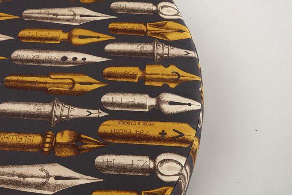 MANIFATTURA ITALIANA : Pouf con tessuto Fornasetti  - Asta Asta 364 | DESIGN E ARTI DECORATIVE DEL NOVECENTO - DESIGN (Online) Online - Associazione Nazionale - Case d'Asta italiane