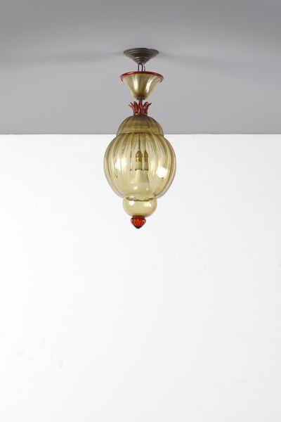 FRATELLI TOSO : Lampada a sospensione in vetro ambra e pasta rossa  - Asta Asta 364 | DESIGN E ARTI DECORATIVE DEL NOVECENTO - DESIGN (Online) Online - Associazione Nazionale - Case d'Asta italiane