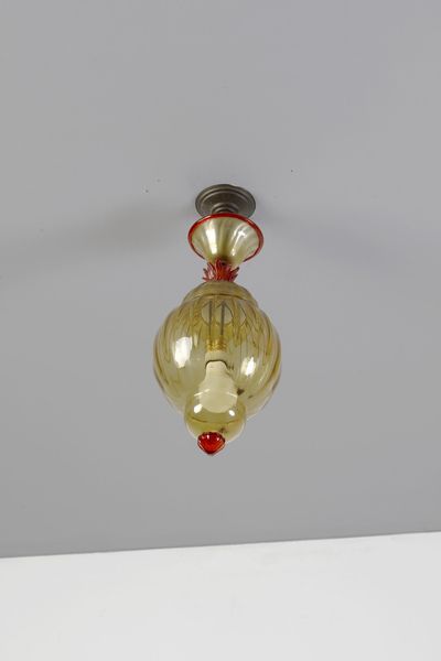 FRATELLI TOSO : Lampada a sospensione in vetro ambra e pasta rossa  - Asta Asta 364 | DESIGN E ARTI DECORATIVE DEL NOVECENTO - DESIGN (Online) Online - Associazione Nazionale - Case d'Asta italiane