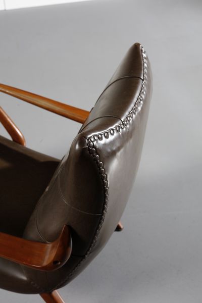 MANIFATTURA ITALIANA : Coppia di poltrone con poggiapiedi  - Asta Asta 364 | DESIGN E ARTI DECORATIVE DEL NOVECENTO - DESIGN (Online) Online - Associazione Nazionale - Case d'Asta italiane